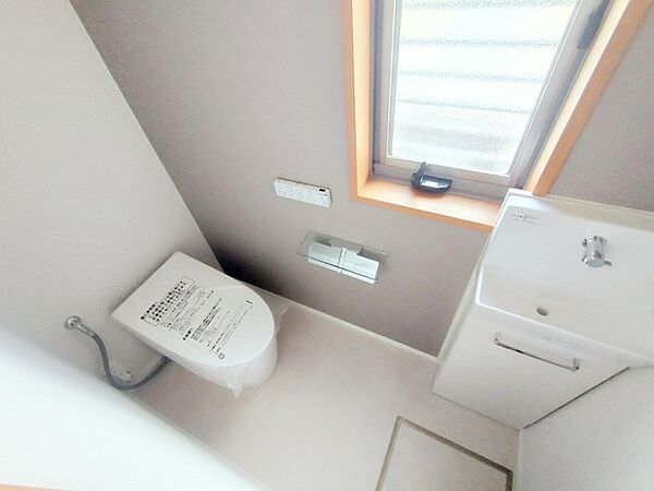 タンクレス仕様ですっきりとした印象の空間。洗練されたデザインが、日々の暮らしに心地よさを添えます。