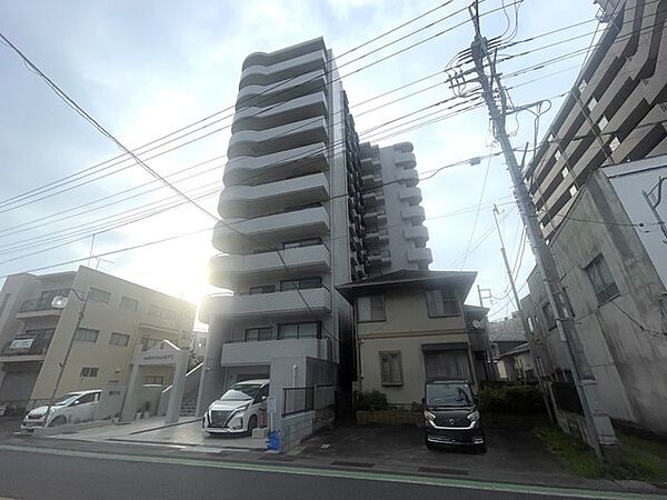 都市の風景に静かに溶け込む、洗練されたフォルムの佇まい。落ち着いた色合いの外観は周囲の環境と心地よく調和し、日々の生活を穏やかに包み込んでくれるような、安定感のある住まいです