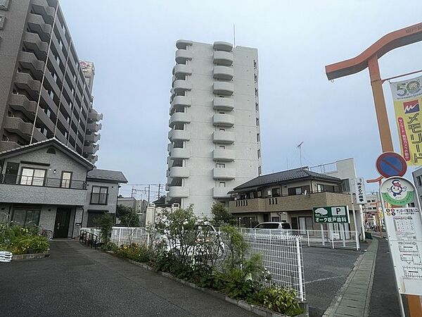 都市の利便性と落ち着いた住環境が共存する、穏やかな街並みに佇む洗練された外観デザイン