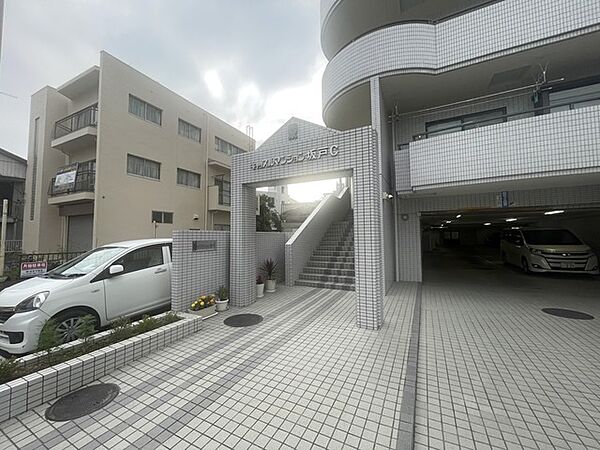 街並みに溶け込む整った佇まいが、日々の暮らしに静かな安らぎをもたらす、落ち着きのあるエントランスまわりです