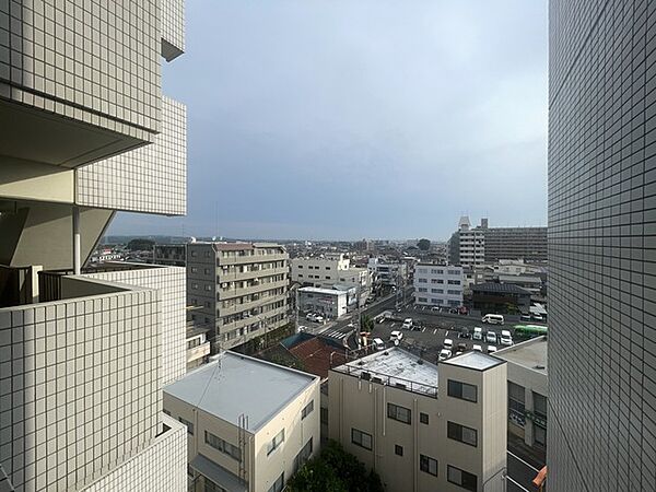 空を広く見渡せる開放的な眺望が、日々の暮らしに心地よいゆとりと落ち着いた時間をもたらしてくれます