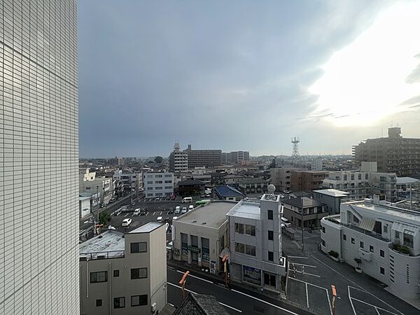 空が広く感じられる開放的な眺望が日々の暮らしにゆとりをもたらし、街並みを一望できる穏やかな景色が、静かな日常のひとときを演出してくれます