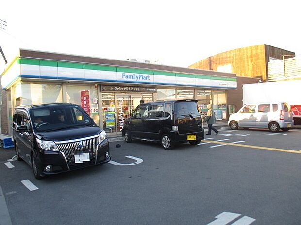 ファミリーマートさいたま佐知川店（350m）