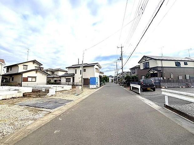 駐車が苦手な方にも嬉しい、前面約6m道路に面した住まい。