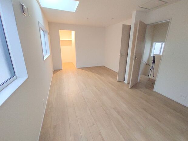 将来的には間仕切りして2部屋に変更可能な洋間。成長に合わせた間取り変更が可能なタイプ。