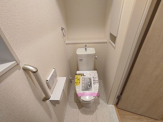 今すぐということはなくとも、いずれはお世話になるお手洗いの手すり付き。もちろんウォシュレットも付いてます。