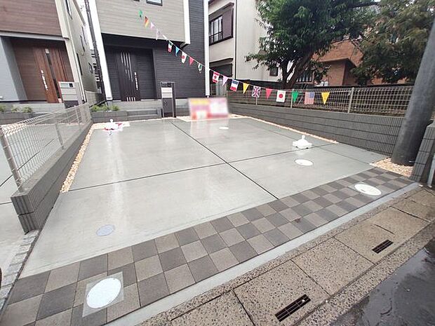 出し入れしやすい並列駐車場(2台可)が嬉しい住まい。