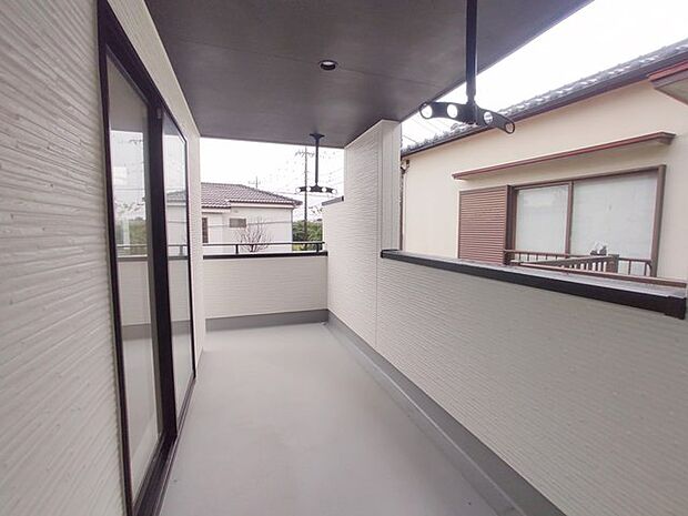 車通りの少ない閑静な住宅地、のびのびした子育てに適します。