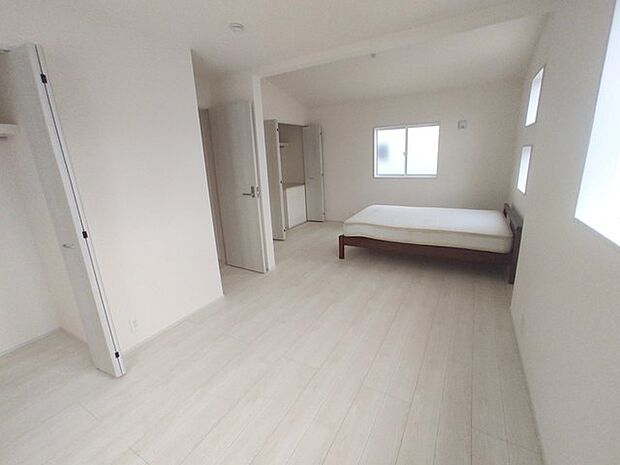将来的には間仕切りして2部屋に変更可能な洋間。成長に合わせた間取り変更が可能なタイプ。