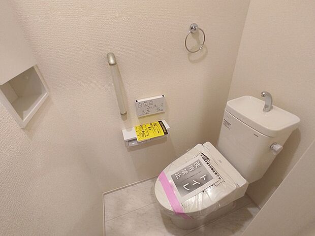 ウォシュレット機能付き。憩いの場としてひそかに注目度の高いお手洗いにもご注目ください。