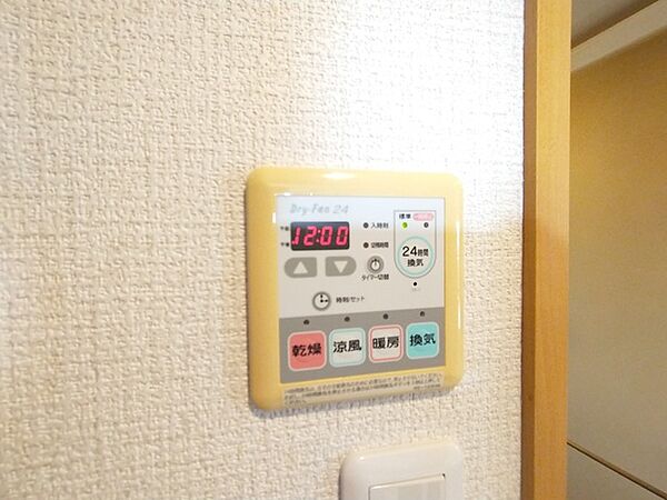 空気もこもらず、いつもクリーンな浴室乾燥機付。
