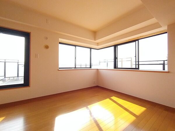 たっぷりの陽光と、心地よい風が舞い込みます。