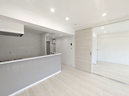 キッチンのすぐ隣りにあるダイニングスペース。家事動線が短くて使いやすい配置です。
