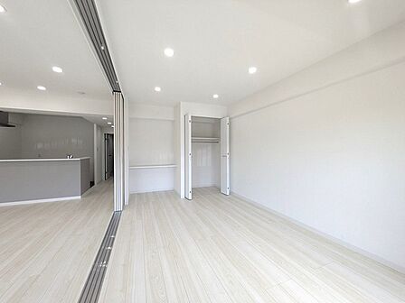 たっぷりの陽光と、心地よい風が舞い込みます。