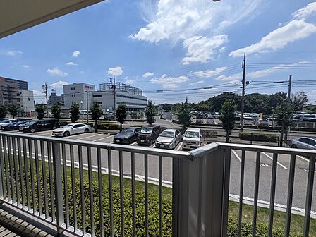 ベランダからの光景。辺りには高い建物がありません。
