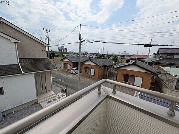 空の広がりを感じながら、のどかな街並みを穏やかに見渡せる開放的な眺望です。