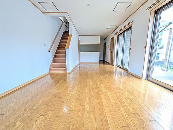 木目の温もりとすっきりとした空間が調和し、日々の暮らしに心地よいゆとりをもたらす住まいです。