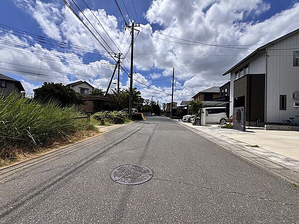 駐車が苦手な方にも嬉しい、前面6ｍ道路に面した住まい。