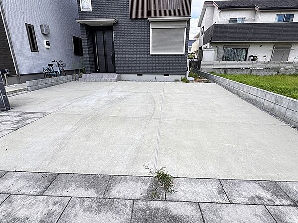 駐車場は停めやすい広さで3台可