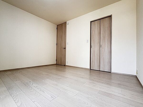 今からここを誰のお部屋にしようか、そんな洋室。