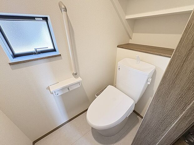ウォシュレット機能付き。憩いの場としてひそかに注目度の高いお手洗いにもご注目ください。