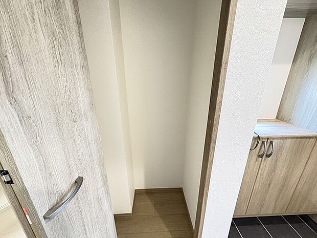 廊下や玄関の共用部には、こんな収納があるととっても便利です。