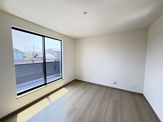 住宅街の2階南向きのお部屋、日当たりはご覧のとおり良好です。