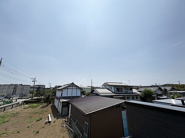 あたり一帯に住宅が広がる立地、住宅地ならではのロケーション。
