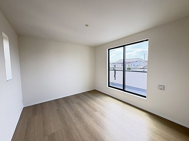 住宅街の2階南向きのお部屋、日当たりはご覧のとおり良好です。