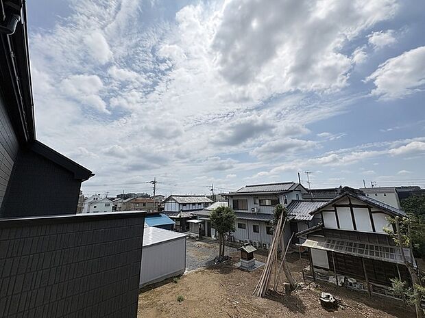 前面の住まいとの距離感があるから、圧迫感を感じません。