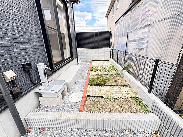 季節のお花を少し楽しむのにちょうどいいサイズのお庭です。