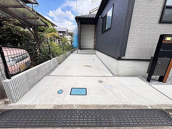すっきりと整備された駐車スペースが、毎日の帰宅を心地よく迎えます。ゆとりを感じる玄関まわりです。