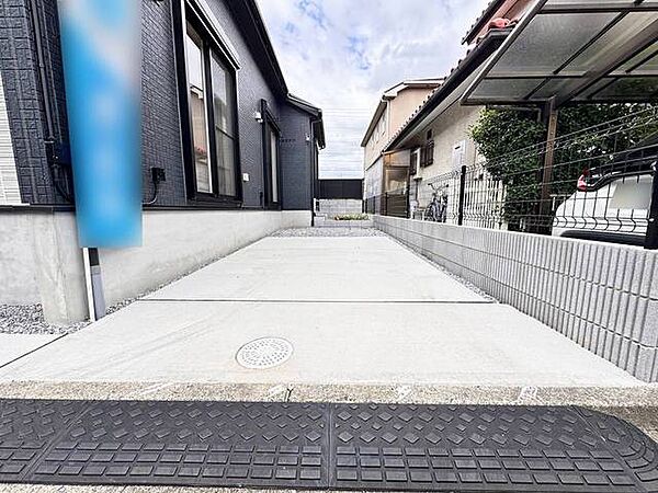 すっきりと整備された駐車場スペース。無駄のないシンプルな空間が、毎日の暮らしを整えてくれます。