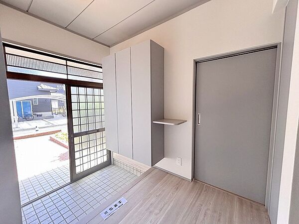 自然な明るさが満ちるエントランス。端正な造りが、日々の出入りを心地よいひとときへと変えてくれます。