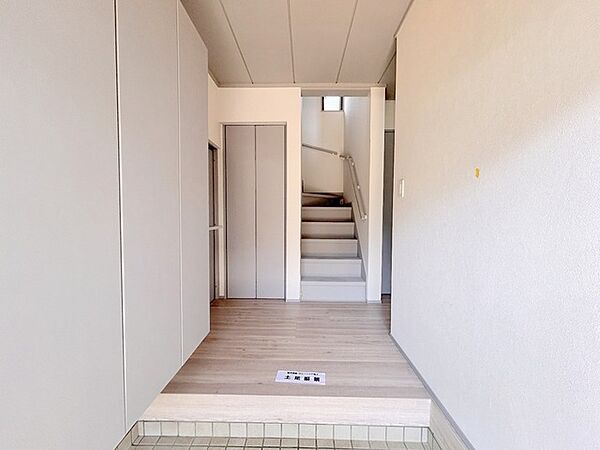 白を基調とした洗練された空間が、日々の暮らしに心地よい調和と清涼感をもたらします。