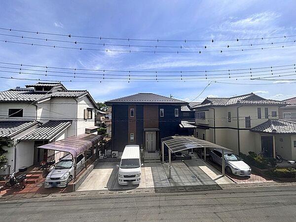 あたりには住宅を中心とした建物が広がります。