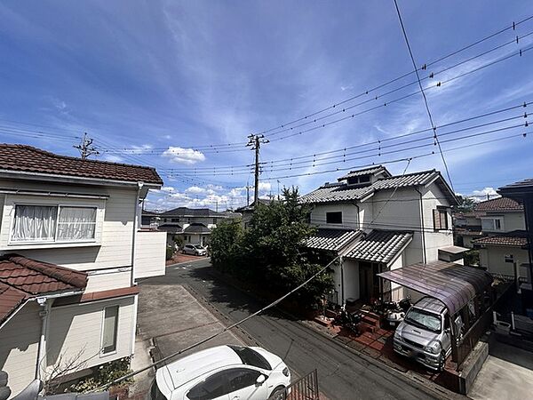 主に二階建てが中心の住宅街。近隣の屋根を高さを見ても、こちらの家と同じくらい。