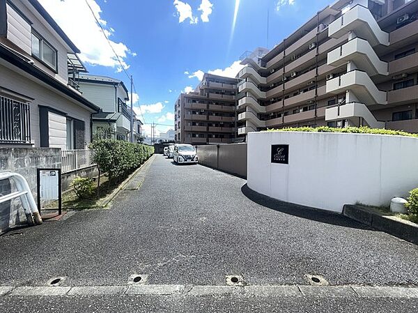 空が広く開放感のあるアプローチは、帰宅するたびに気持ちを穏やかに整えてくれる、落ち着いた佇まいが魅力の住環境です