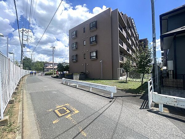 落ち着いた色調の外壁が青空に映え、周辺環境と穏やかに調和する佇まい。通りに面した立地ながら、開放感があり、日々の暮らしに心地よいゆとりを感じさせてくれる住まいです