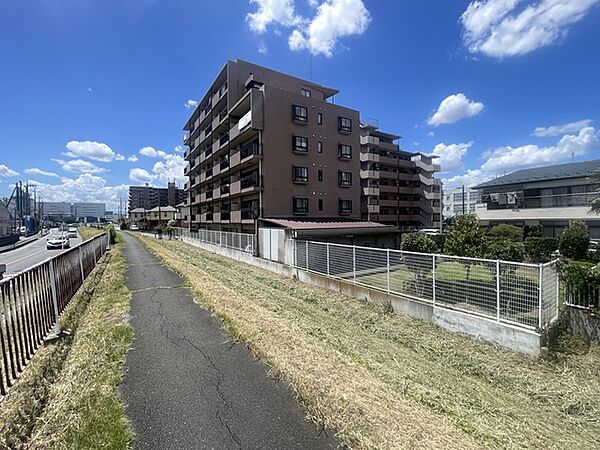 青空が大きく広がる開放的な立地で、周囲の環境と調和した落ち着きのある佇まいが、日々の暮らしに穏やかな心地よさをもたらしてくれます （30m）
