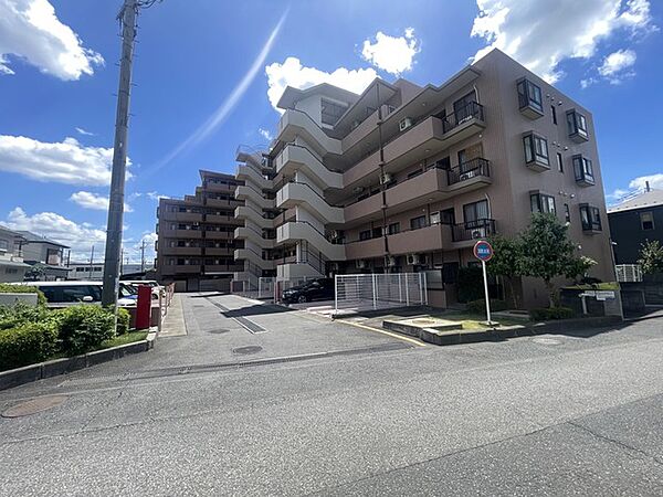 空に映える重厚な佇まいが印象的な、鉄筋コンクリート造の集合住宅です。