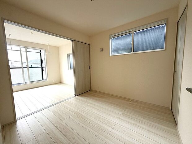 隣りの部屋とつないで使う事も出来ます〇