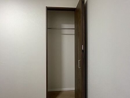 すっきりとした白の壁面に、落ち着いた木目の質感が上品に映える空間です。無駄のないシンプルな造りが、日々の暮らしに静かな調和をもたらし、室内をより広く整然とした印象に見せてくれます