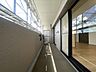 バルコニー：室内から心地よい奥行きを感じさせる広々としたバルコニーは、日々の暮らしに開放的な安らぎをもたらします 