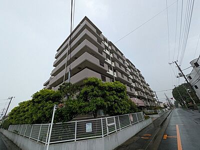 外観:街並みに調和する落ち着いた佇まいと、心地よい開放感を纏う外観デザイン。 外観:街並みに調和する落ち着いた佇まいと、心地よい開放感を纏う外観デザイン。