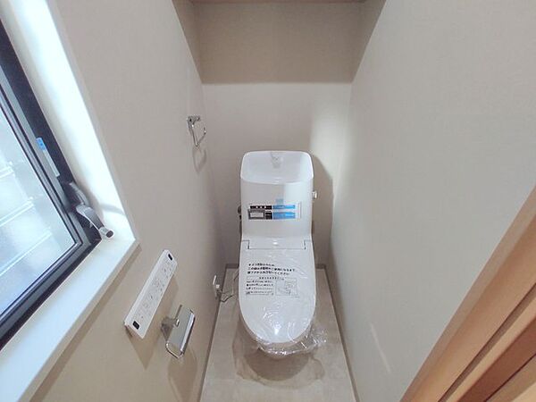 新しくお住まいになる方のことを考えて、トイレも新品に交換しました。