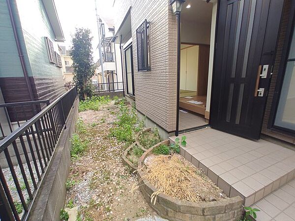 季節のお花を少し楽しむのにちょうどいいサイズのお庭です。