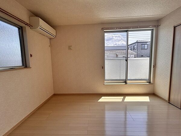 バルコニーからはたっぷりと太陽の光が舞い込みます。
