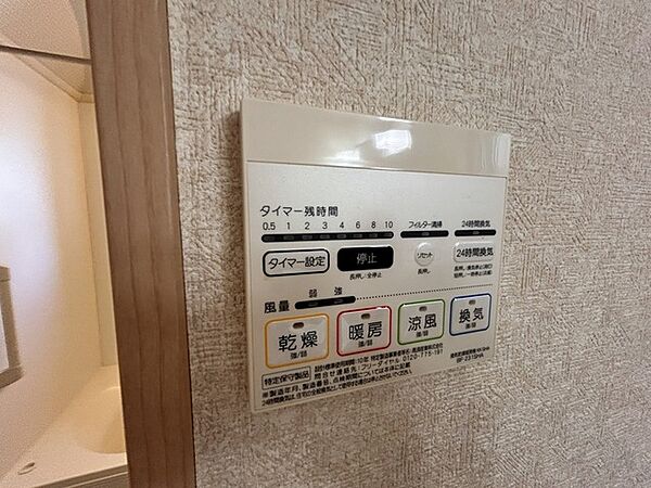 空気もこもらず、いつもクリーンな浴室乾燥機付。