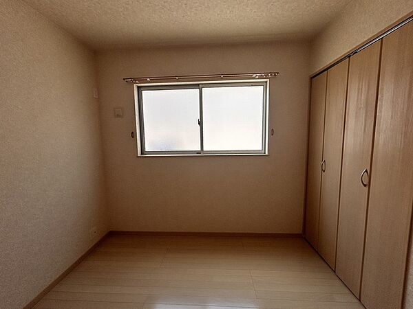 今からここを誰のお部屋にしようか、そんな洋室。